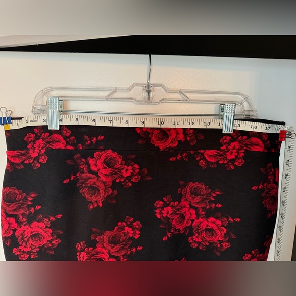 Torrid black pencil skirt w/red roses - Picture 3 of 7